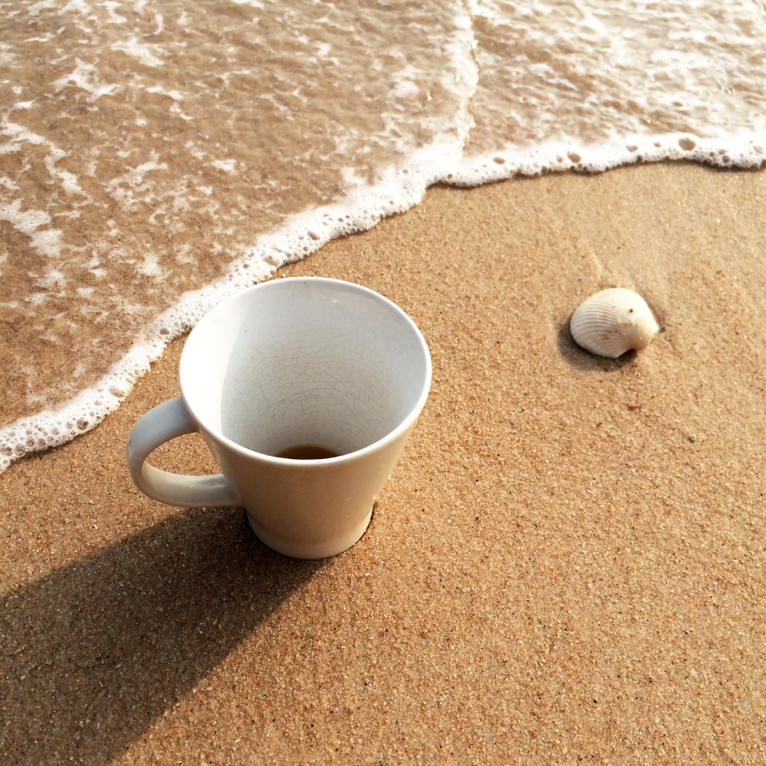 tasse de café plage mer océan coquillage